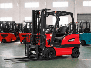 Carrello elettrico HUATENG CPD15, vista anteriore a tre quarti in fabbrica