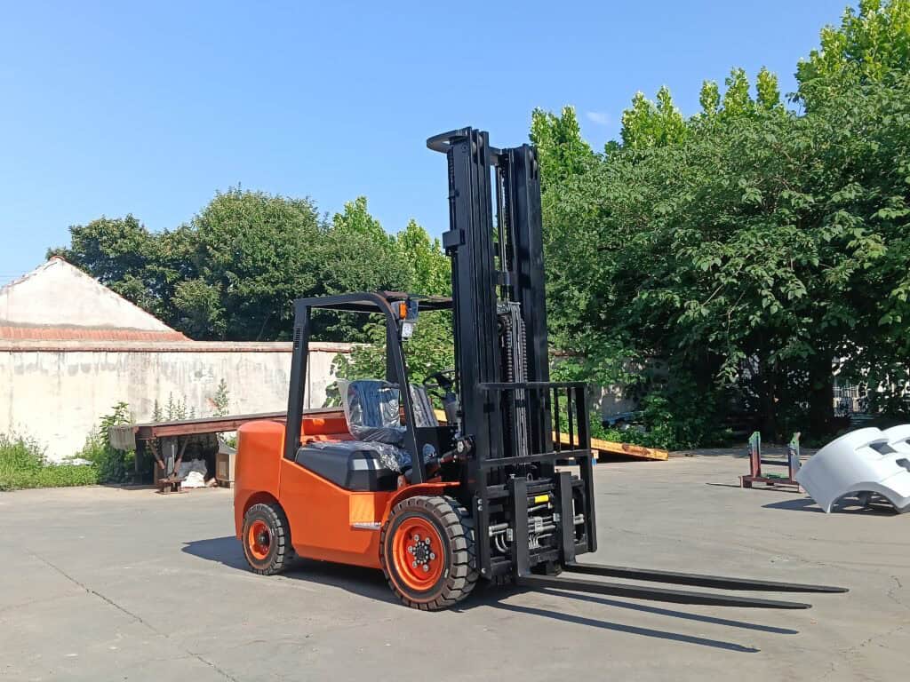 Carretilla elevadora diésel naranja con mástil de tres etapas al aire libre