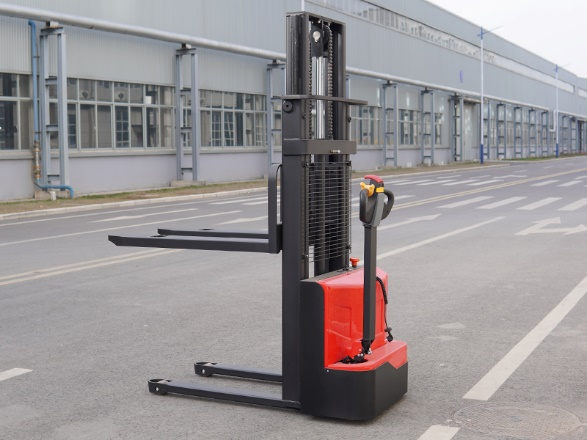 Illustration for What is a stacker truck and what types are it divided into?