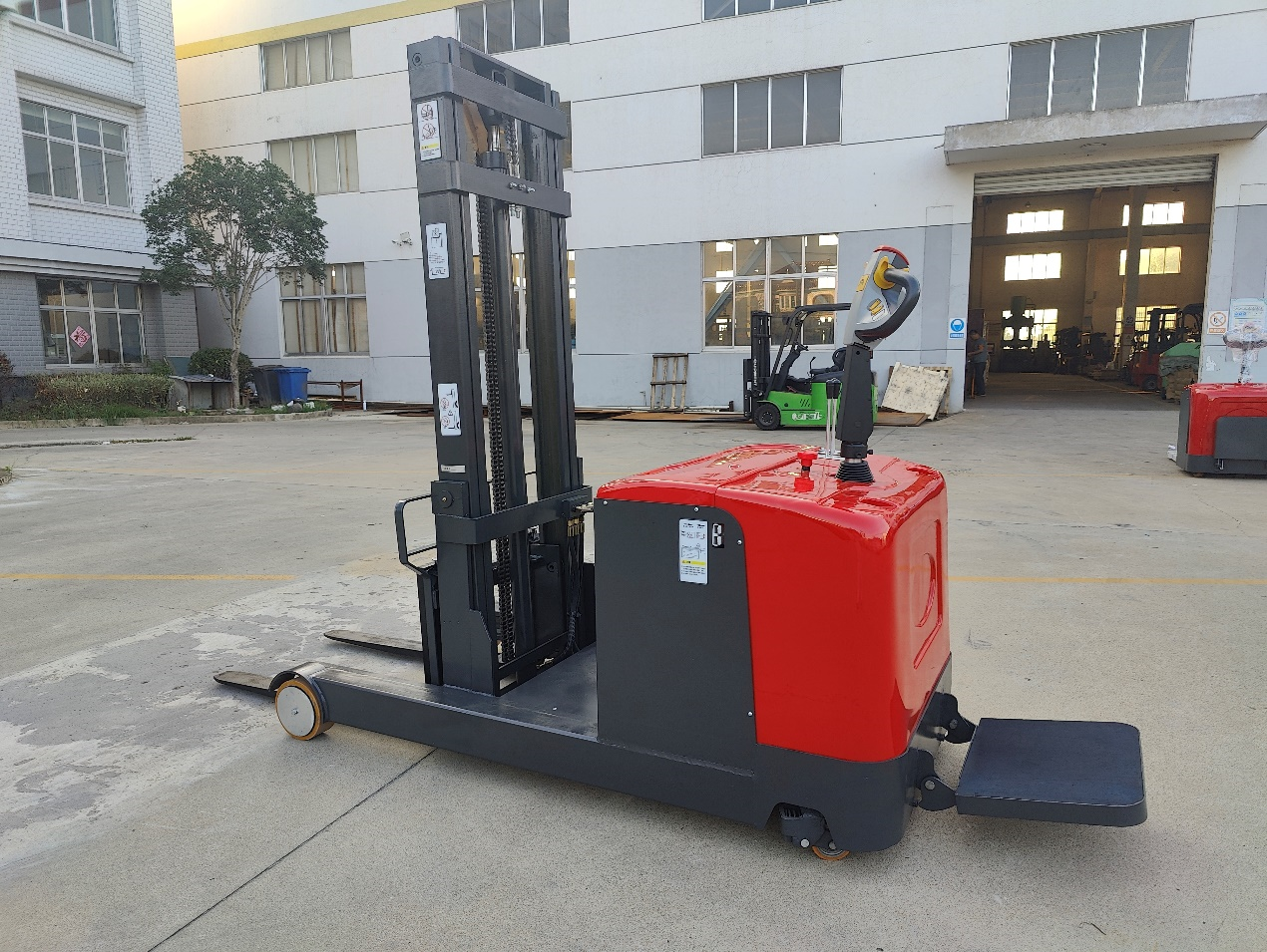 Illustration for What is a stacker truck and what types are it divided into?