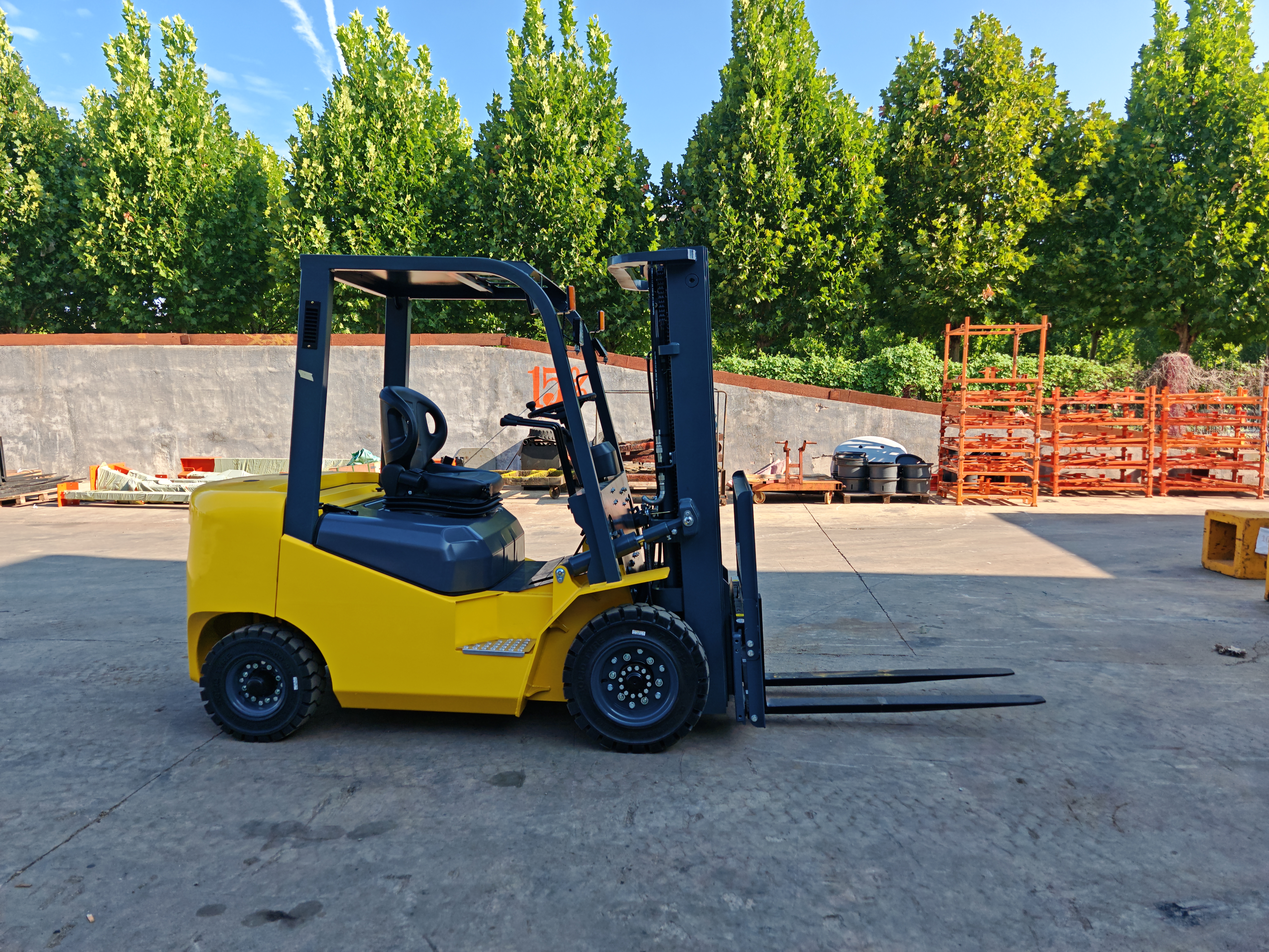 Carrello elevatore diesel da 2.5 tonnellate, riferimento laterale