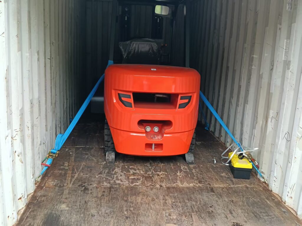 Carrello elevatore fissato all'interno di un container
