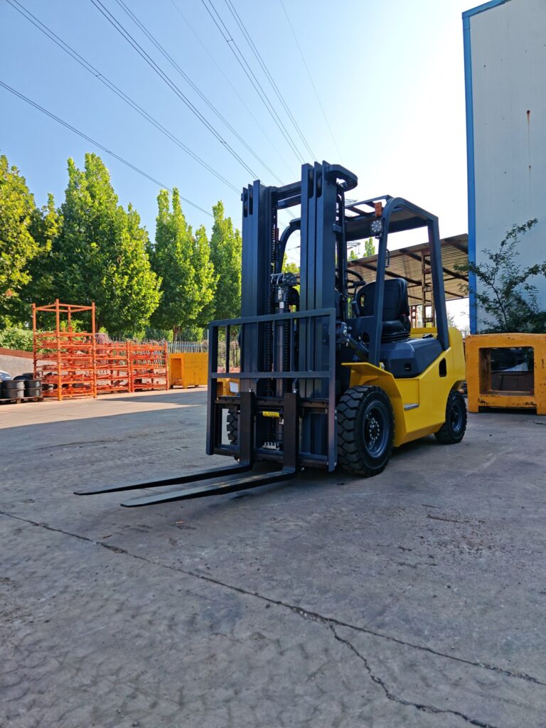 Vista frontal de una carretilla elevadora diésel con el mástil y las horquillas