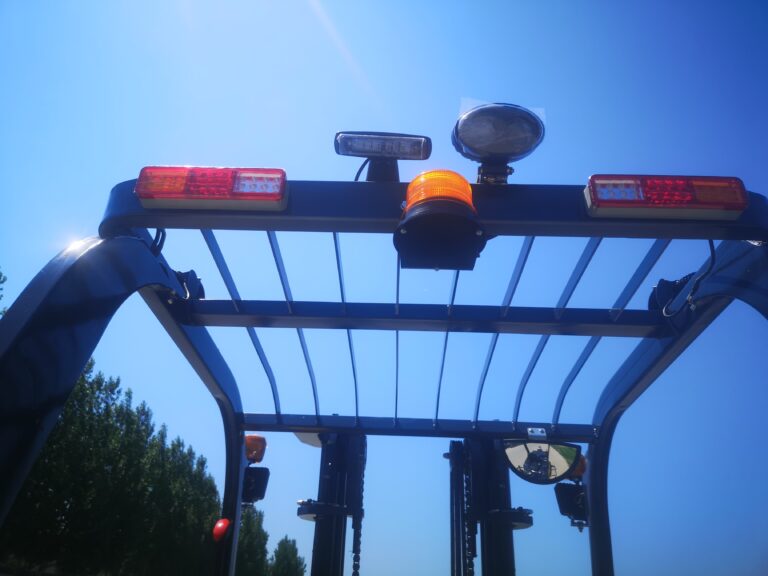 Ejemplo de techo protector y acceso del operador en carretilla eléctrica
