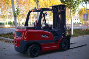 4 ton electric forklift rear three-quarter view — configuration example