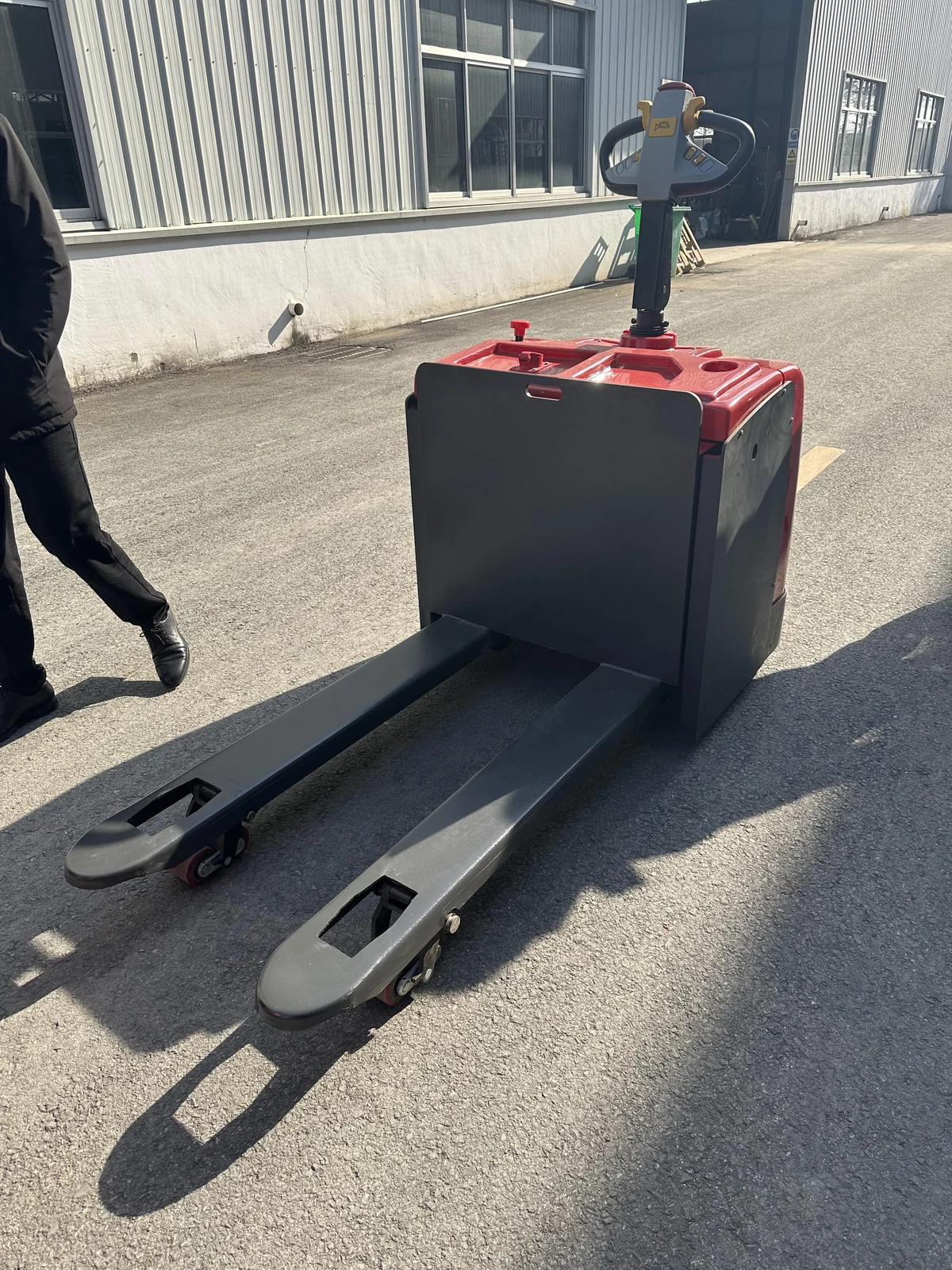 Transpalette électrique à conducteur porté
