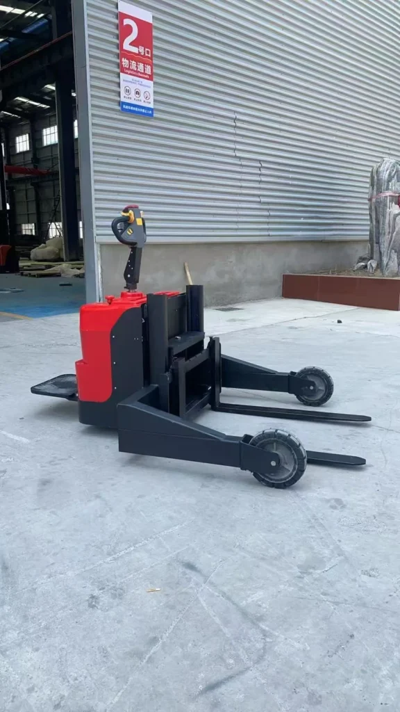 Transpallet elettrico per terreni accidentati da 1.5 tonnellate — Verifica lo spazio libero intorno al pallet