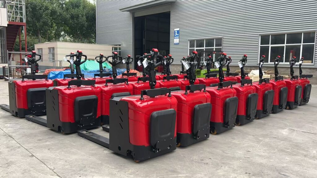 Lote de transpaletas con plataforma para el operador frente a un taller