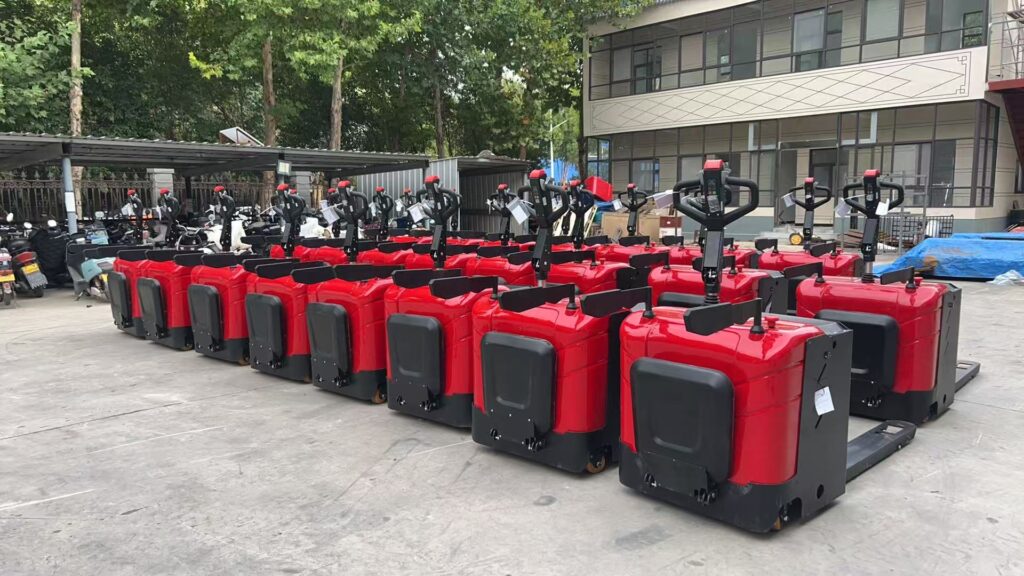 Vista dal lato operatore di un lotto di transpallet con operatore a bordo